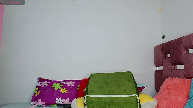 scarletthjhonson- (F milf) - two fingers and play with my ass