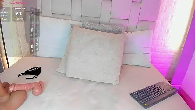 nyxee_ (F young) - All naked + fingering doggystyle