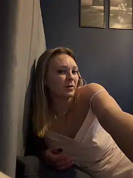 Webcam Model (Sky25x)  is live.Free join now!