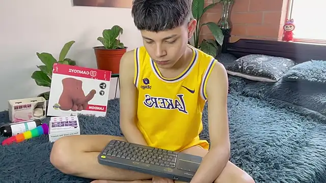 andy_belier23 (M twink) - masturbation while mounted on the torso