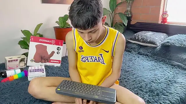 andy_belier23 (M twink) - masturbation while mounted on the torso