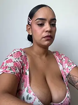 Sara-77 live sex cam