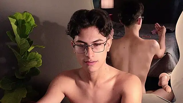 aaron_eze (M young) - Striptease SHOW!