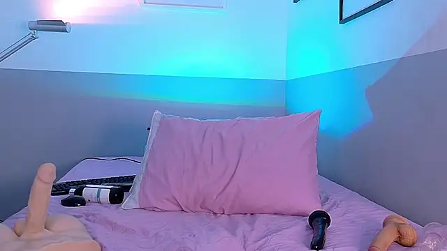 cutepetitee - Cutepetitee's free webcam - UK Sex Cams