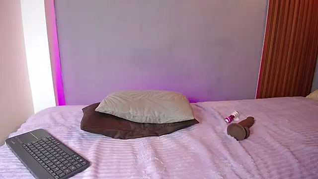 lunita125 - LUNITA125's free webcam - UK Sex Cams