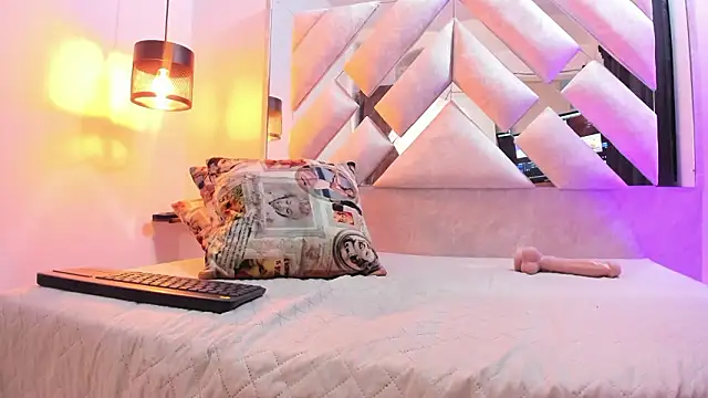 annie_vega17_ (F milf) - sucking nipples close-up