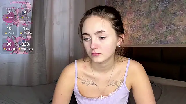 loradavi (F young) - Camel toe close-up