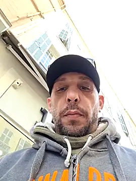 valen_tinx19cm (Ask my age) - Délire ménage a poile