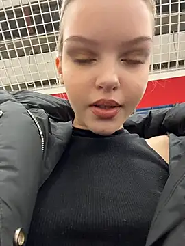 ashleymur (F teen) - play with nipple piercing