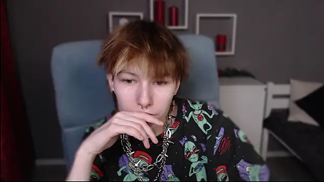 guitarandangell (F young) - What's under T-shirt today?