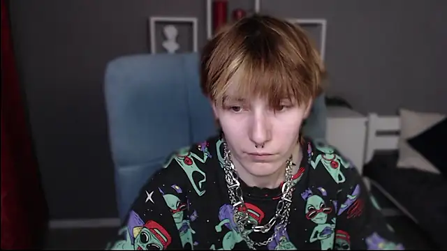 guitarandangell (F young) - What's under T-shirt today?