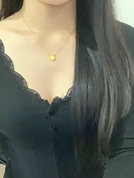 Webcam Model (Jonlie18)  is live.Free join now!