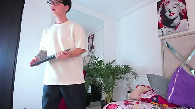 liam_saint (M twink) - My firts show cum