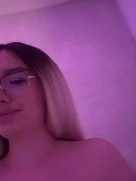mollyxxx's Stripchat show and profile