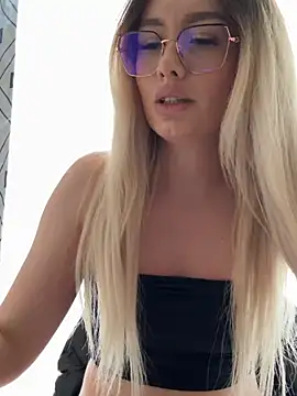 mollyxxx's Stripchat show and profile