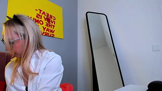 daisymellifluous - DaisyMellifluous's free webcam