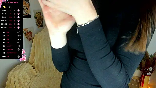 bella_xo (F teen) - show your butt in pantyhose in private