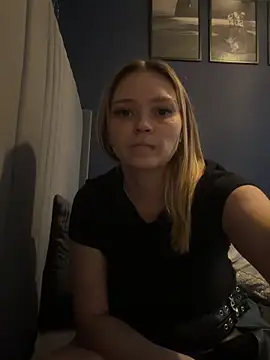 Webcam Model (Sky25x)  is live.Free join now!