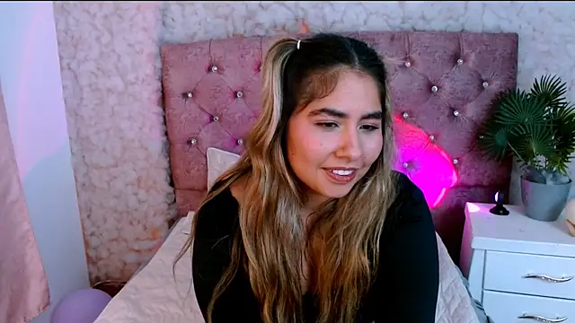 sofiazaf_ (F young) - the chat chooses what I do 😏