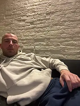 Rotteei1 Live Webcam on Stripchat