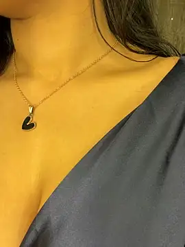 KARISHMA-STRIP from StripChat is Freechat