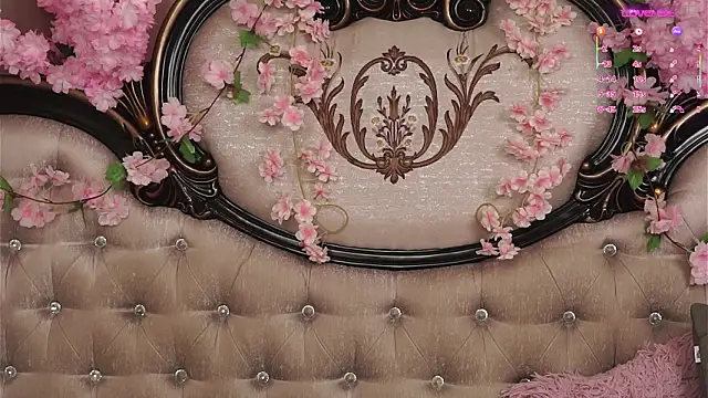 amilewis (F young) - Lick my fingers after wet pussy