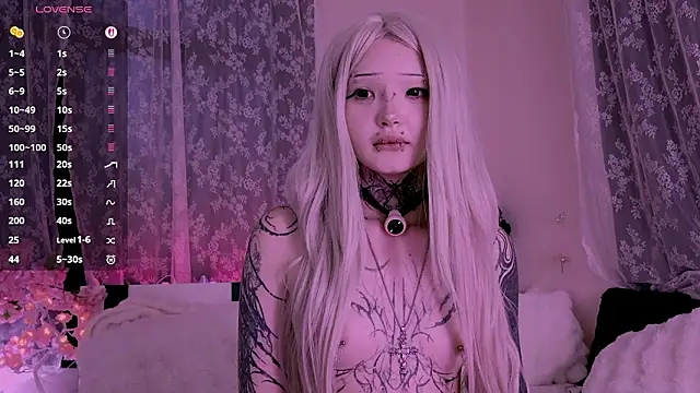 lein_bone (F teen) - show my pierced tits