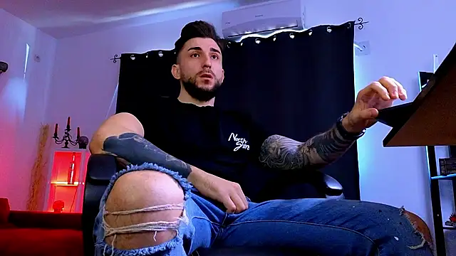 MightyAaron66 live sex cam