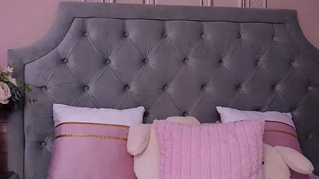 lucyaddison - LucyAddison's free webcam