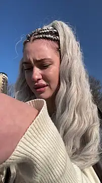 kikiwatson (F young) - Show boobs in public