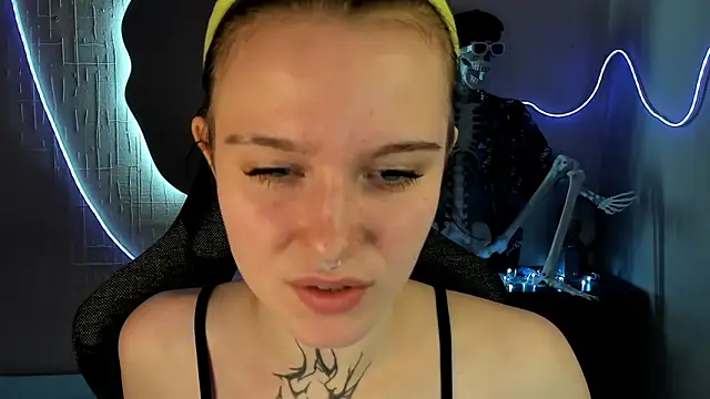 elastikisss (F teen) - looking at the camera + face close