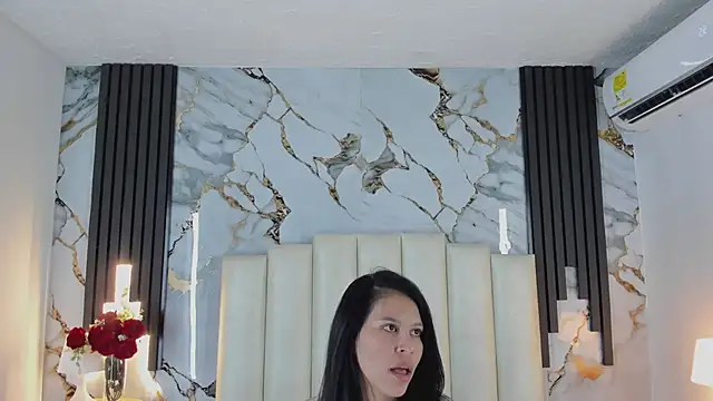 lulumars (F young) - Undress and use ANAL plug