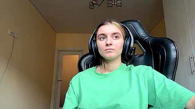 pluralpalaver - PluralPalaver's free webcam - UK Sex Cams