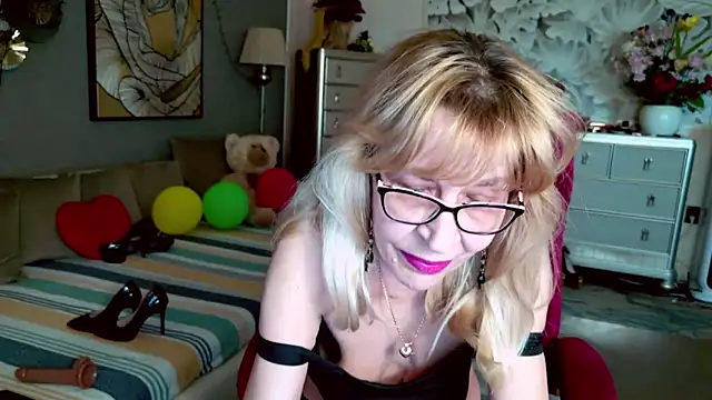 HornyMilf_555 webcam