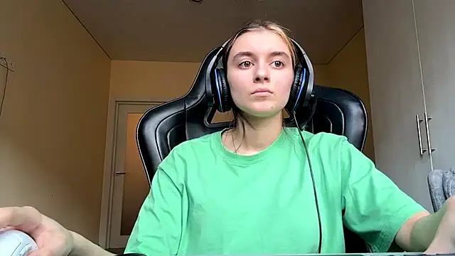 pluralpalaver - PluralPalaver's free webcam - UK Sex Cams