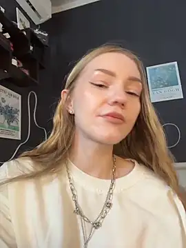 Webcam Model (MilaMoone)  is live.Free join now!