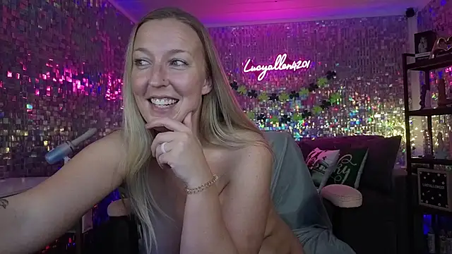 lucyallen4201 (F milf) - Finger Ass