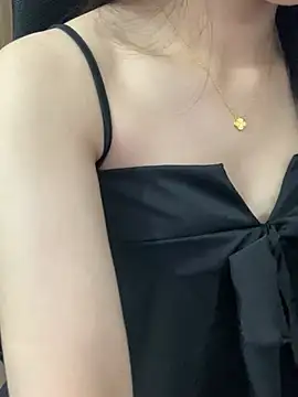 Webcam Model (Jonlie18)  is live.Free join now!