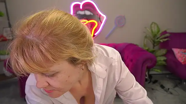 bellalapetit - BellaLaPetit's free webcam - UK Sex Cams