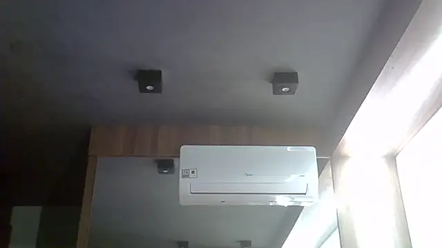 SkinnyKitten Live Webcam on Stripchat