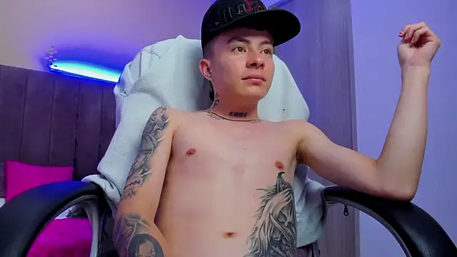 nascary_fox (M twink) - show oil and body naked
