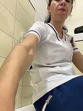 aphrodite_sexy (F milf) - Flash tits en baño