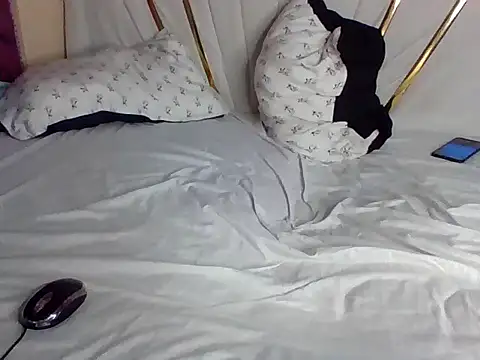 SquirtQueen16 live sex cam