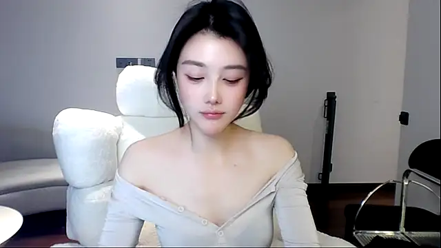 美女MedeLineayr在线直播