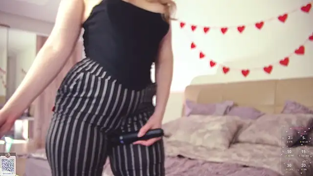 lilianbliss (F teen) - slap and shake ass