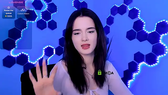 liana_kisses (F teen) - show tits