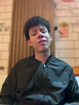 yoursexyjose (Ask my age) - TOUCH BULGE TO STRANGER