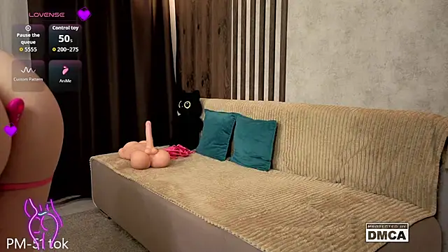 holl1would - Holl1Would's free webcam