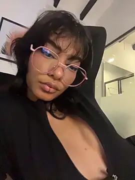 Webcam Model (TweetiePieXXX)  is live.Free join now!