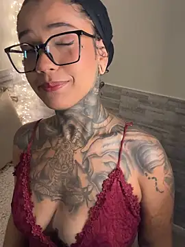 Webcam Model (xbigpeach) is live